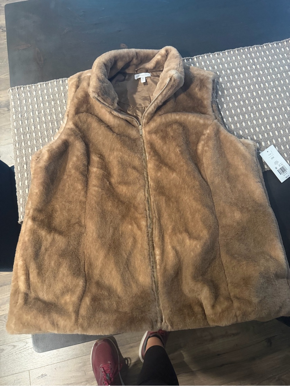 crown & ivy Plush Faux-Fur Zip Vest in Taupe